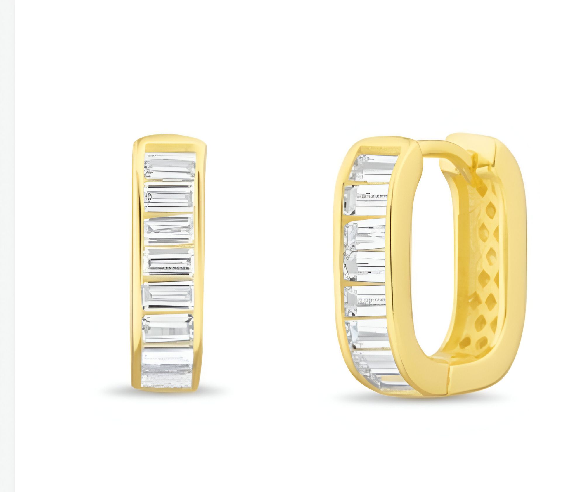 Un par de pendientes de aro de oro amarillo con diamantes baguette sobre fondo blanco.