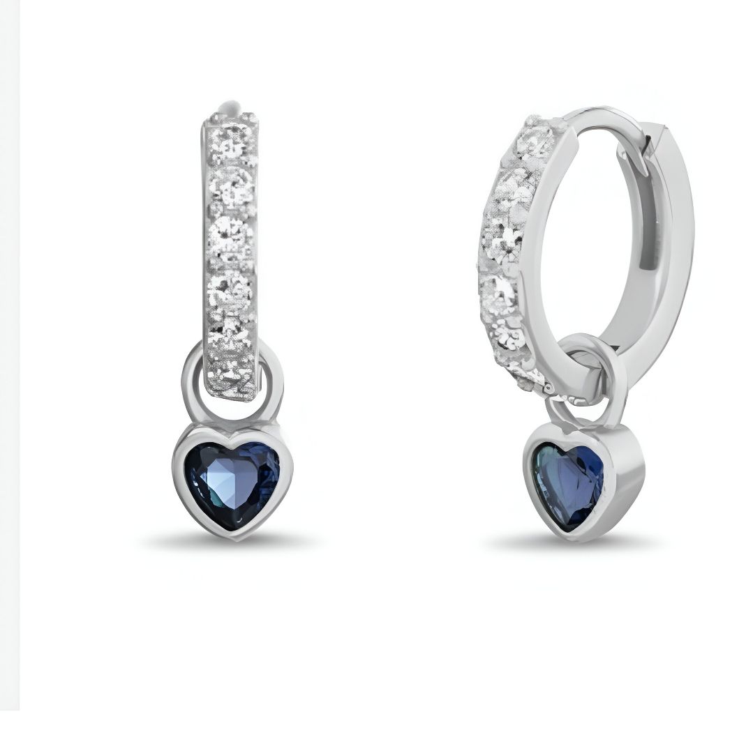 Un par de pendientes de aro con un zafiro en forma de corazón y diamantes.