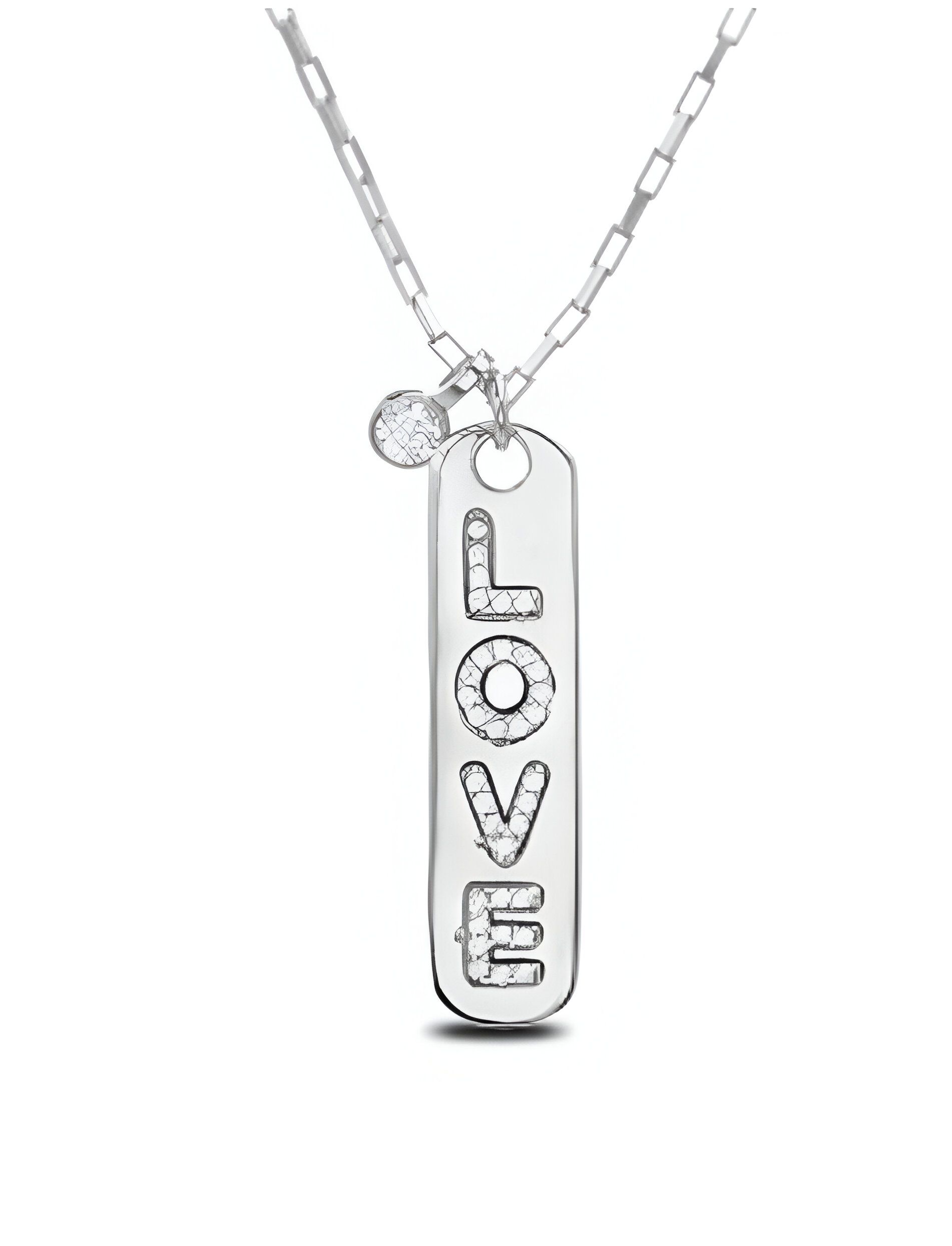 Un collar de plata con un colgante de amor en una cadena.