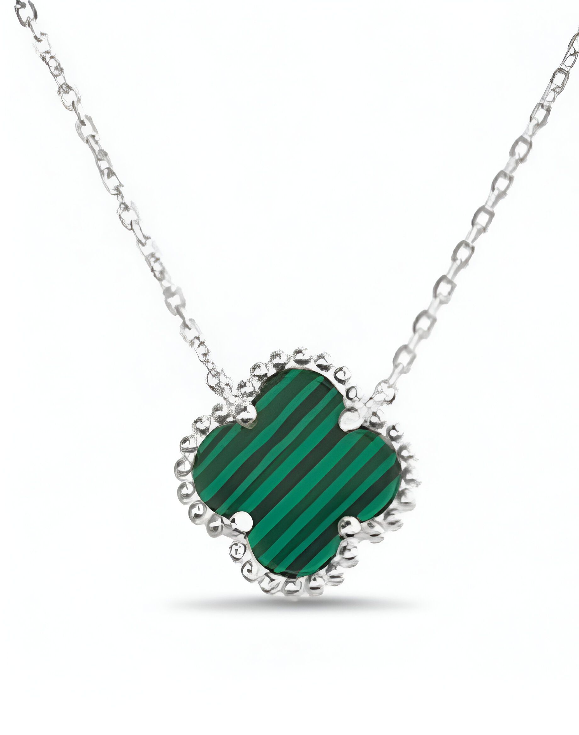 Un collar con una piedra verde en forma de trébol en una cadena.