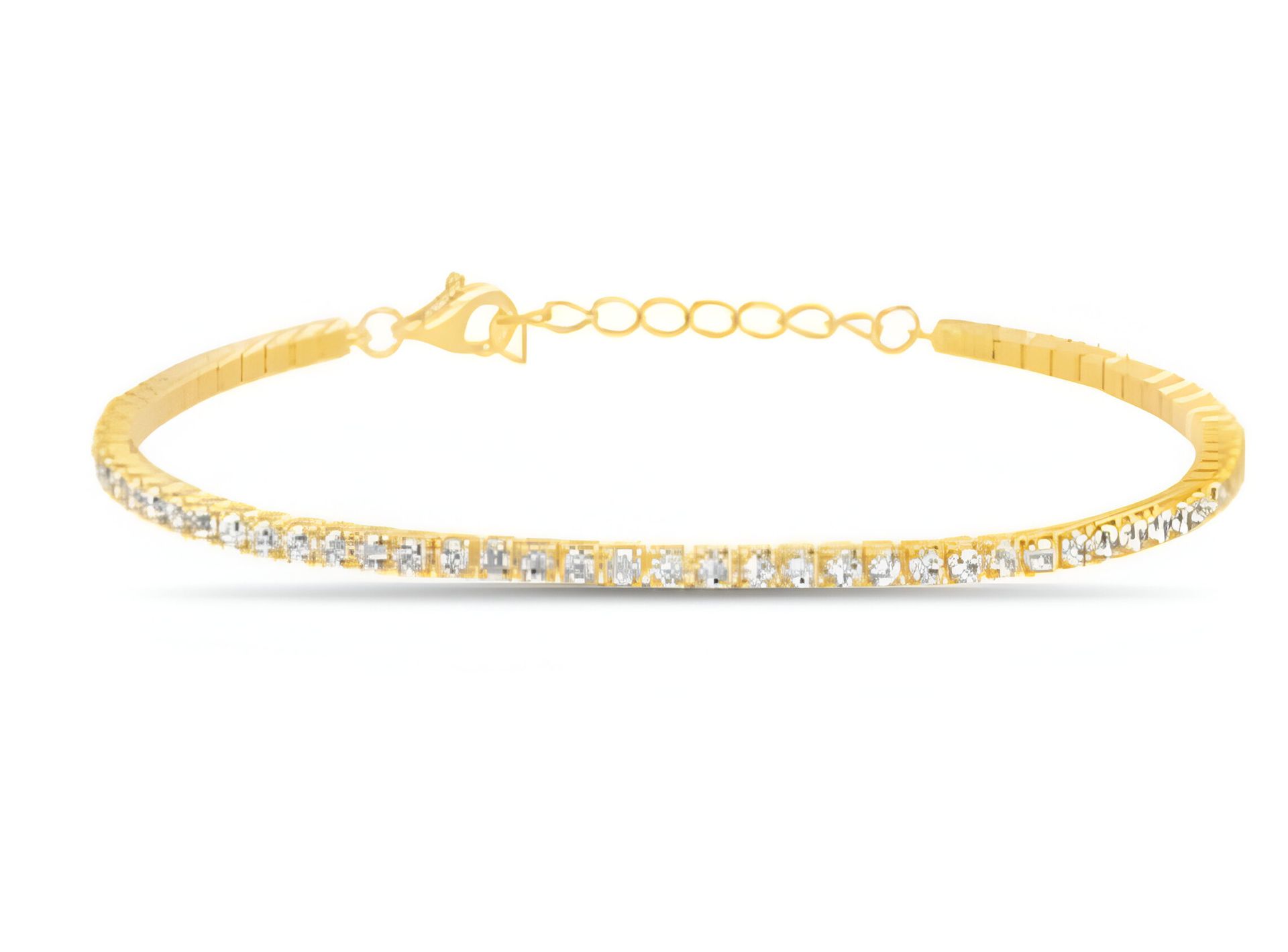 Una pulsera de oro amarillo con diamantes sobre fondo blanco.