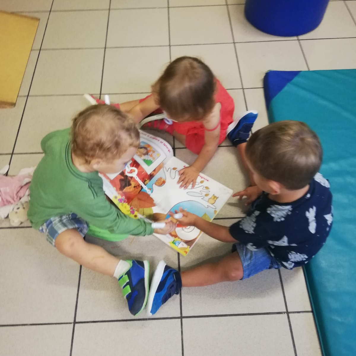 momento di gioco e socializzazione in un asilo nido