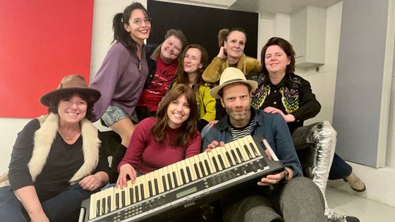 Groepsfoto van RockKoor Rotterdam in studio