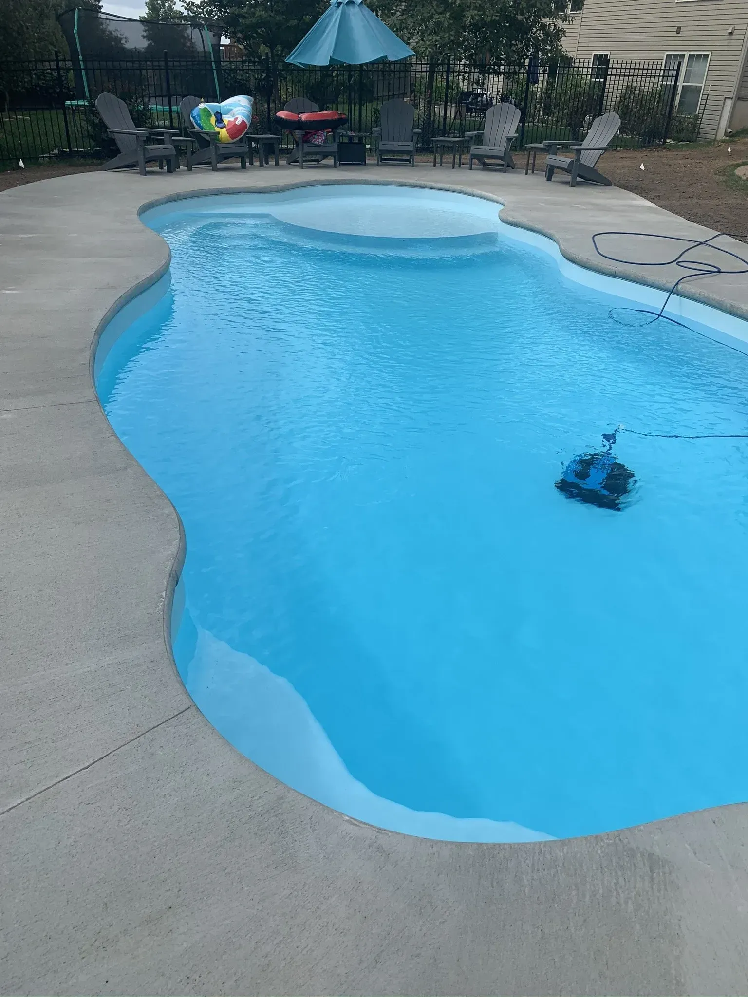 pool with self-propelled filter robot