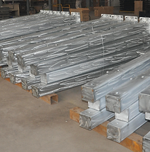 A bunch of metal bars are stacked on top of each other on a wooden pallet.