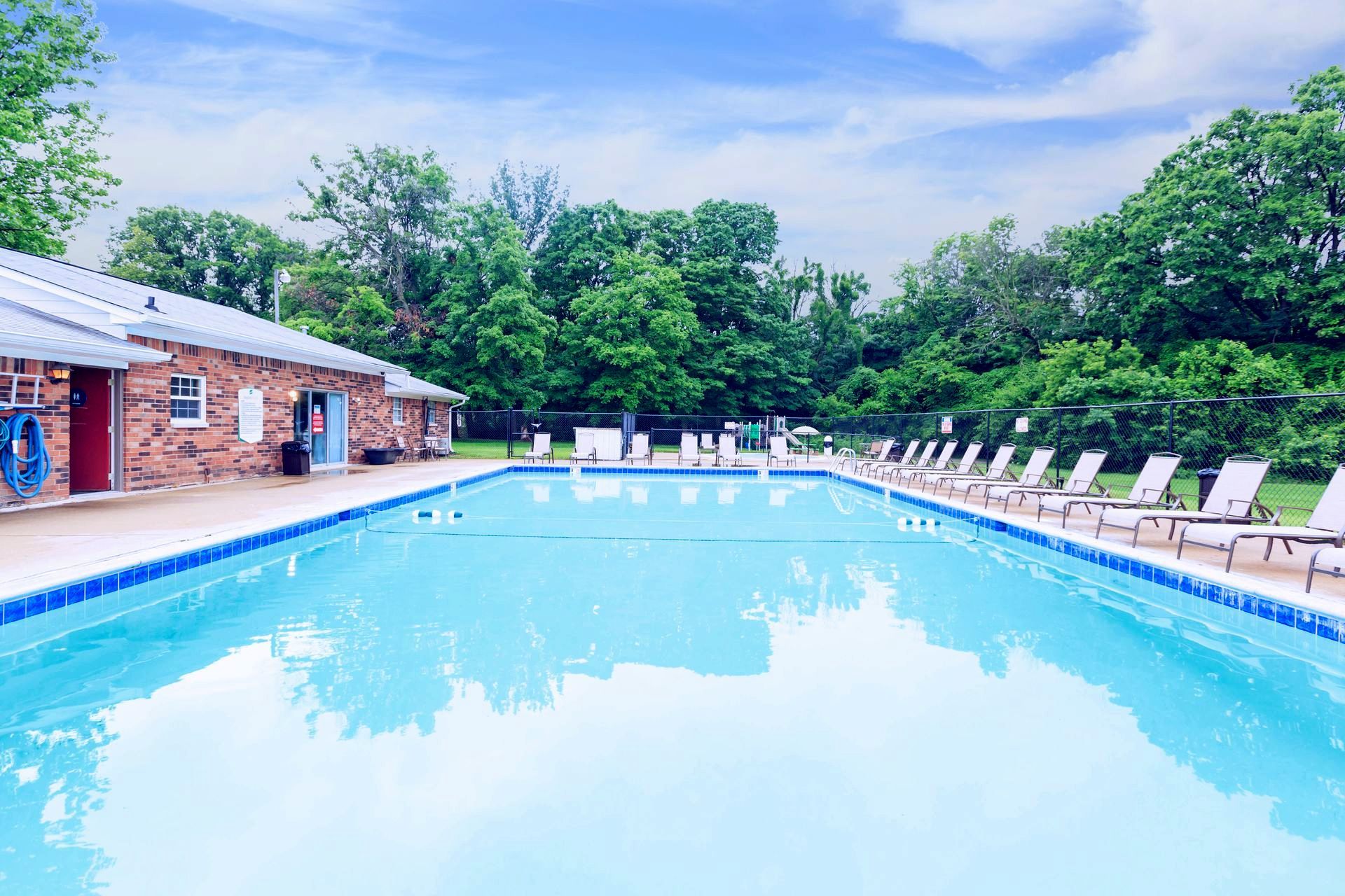 Aspen Pointe Swimming Pool and building
