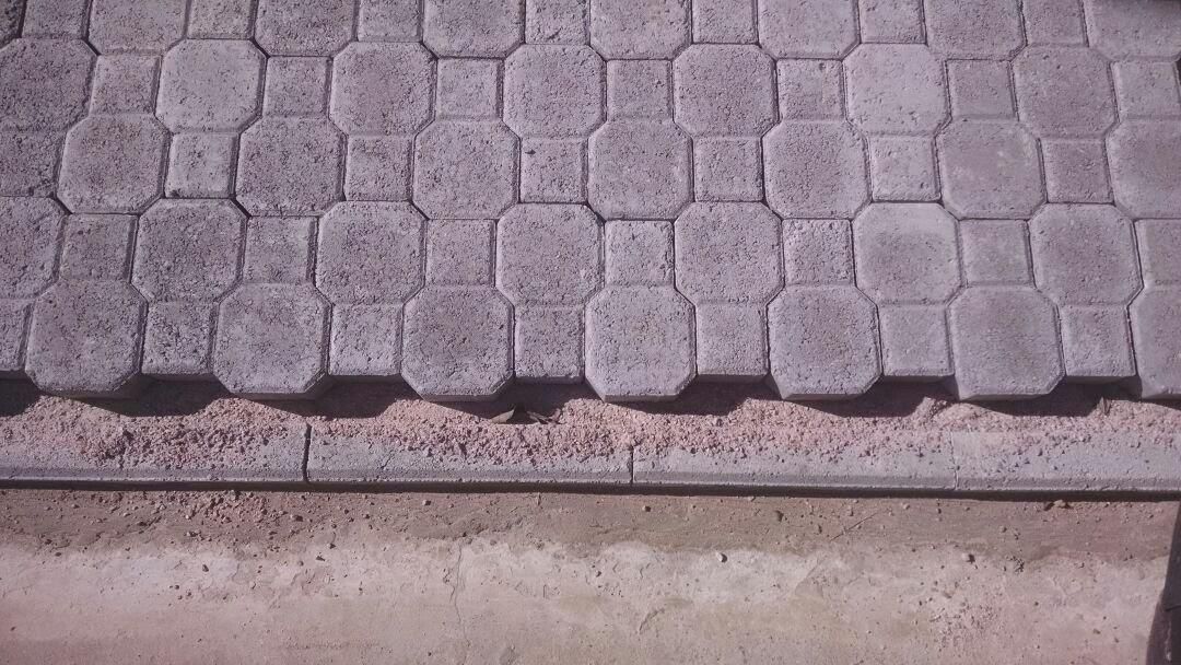 Um close de uma passarela de pisos intertravados