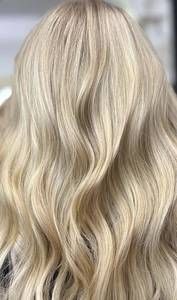 Wavy, light blonde hair