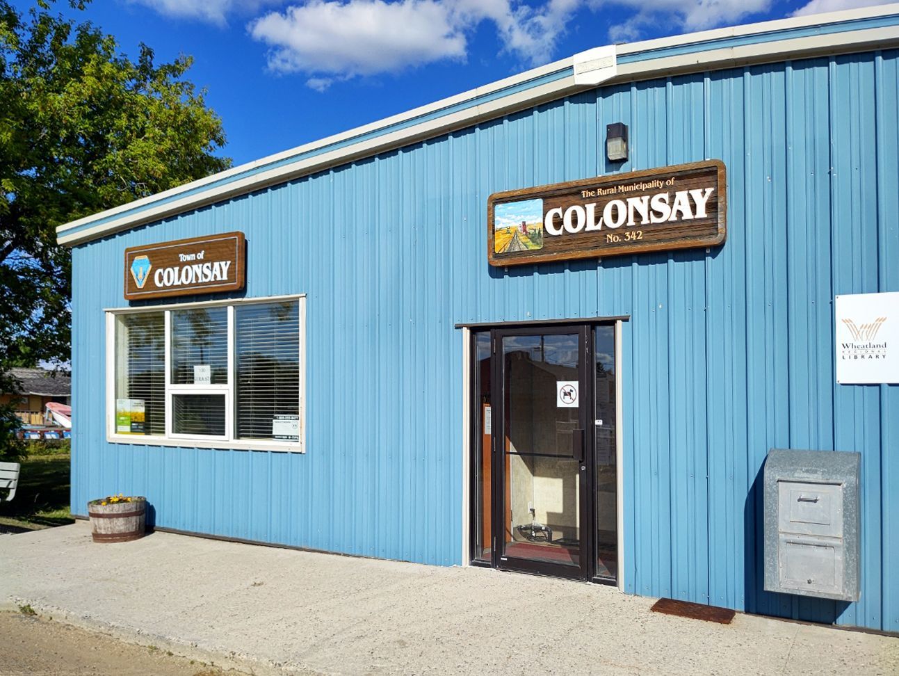 A blue building with a sign that says colonsay on it