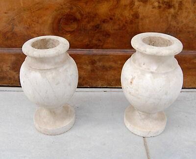 Un uomo che indossa occhiali da sole e una camicia bianca sorride.