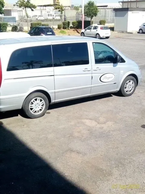 Un furgone argentato è parcheggiato in un parcheggio