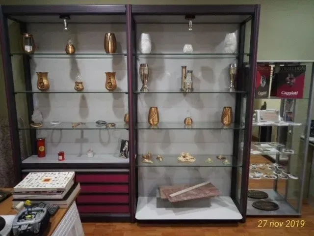 Una foto di una vetrina è stata scattata il 27 novembre 2019