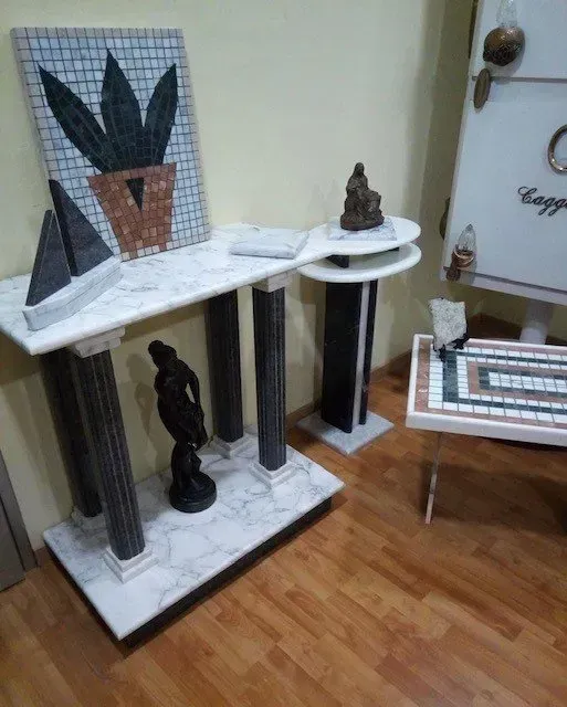 Una stanza con un tavolo e un frigorifero con la parola cappuccino sopra