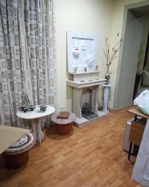 Un soggiorno con camino, tavolo e sedie.