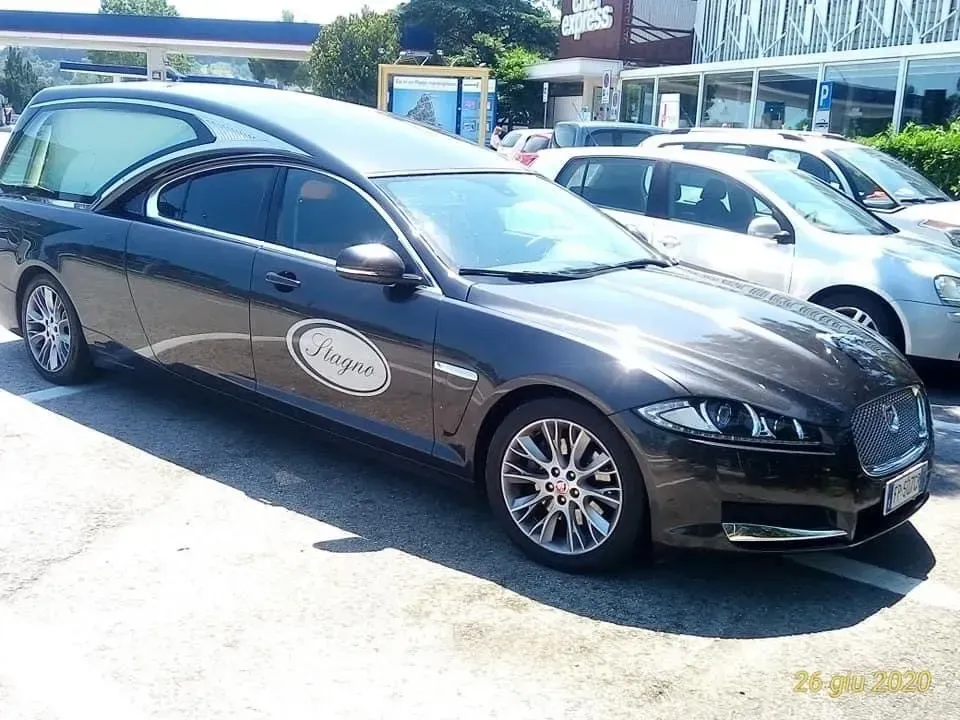 Un carro funebre nero è parcheggiato in un parcheggio