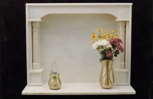 Uno scaffale con un vaso di fiori sopra