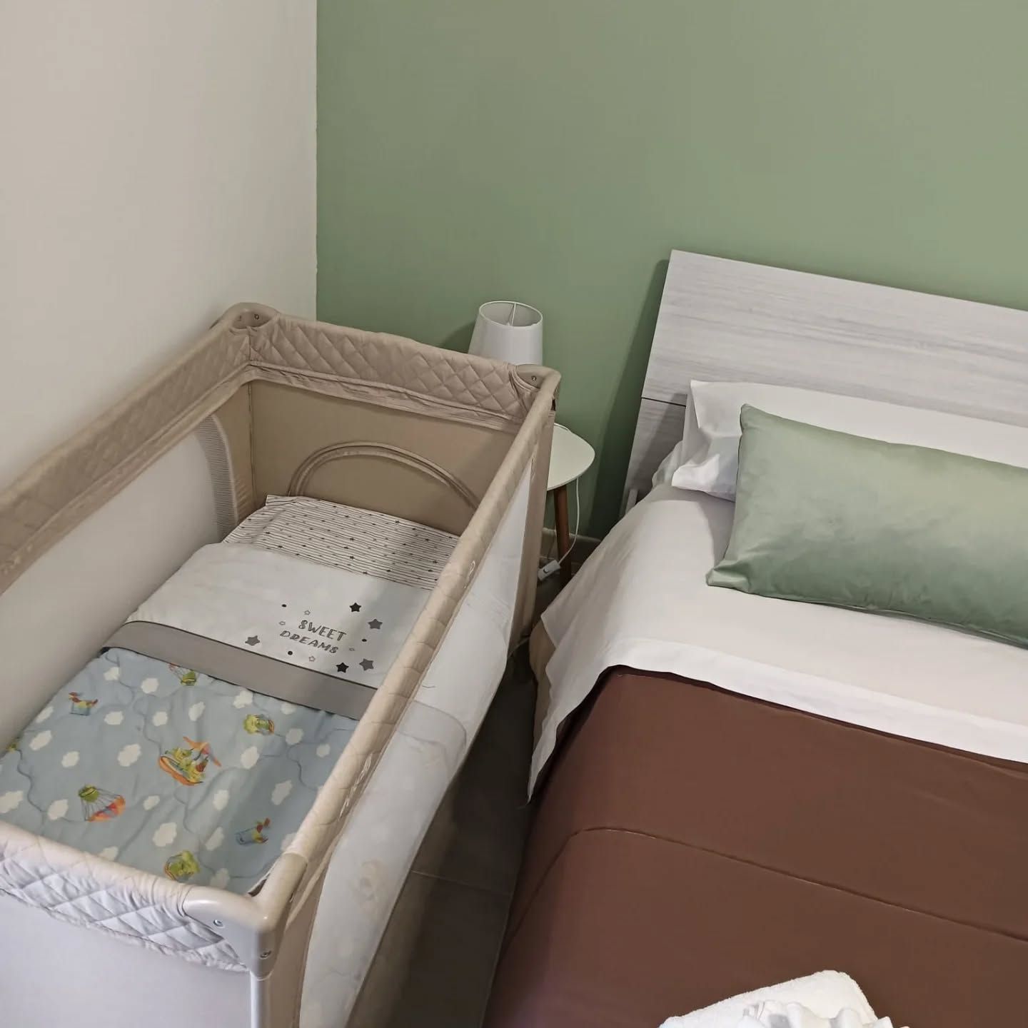 camera matrimoniale con culla