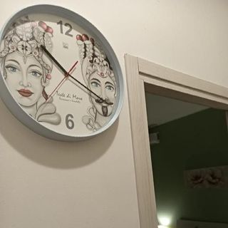 Immagine dettaglio orologio con motivo siciliano