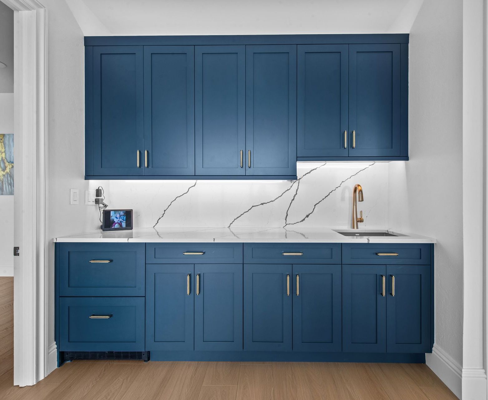 A living room filled with furniture and a fireplace.