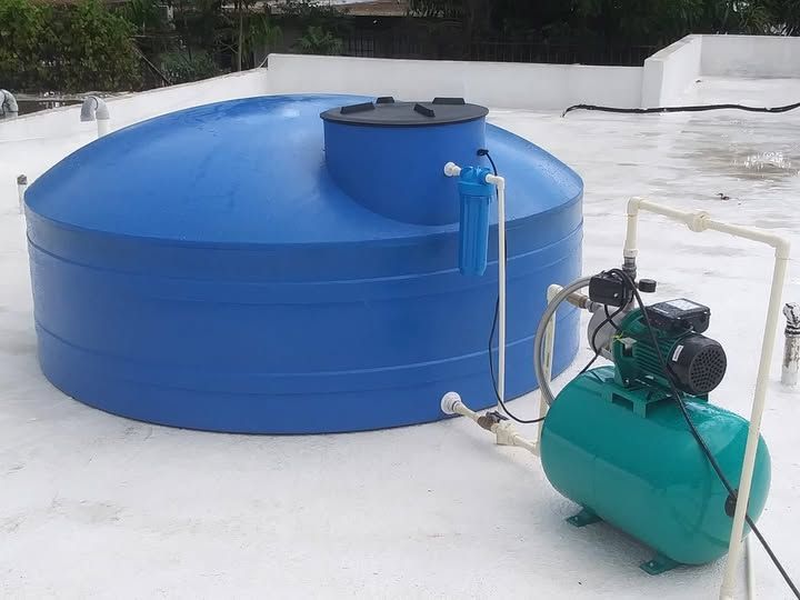 Tuberías de gas amarillas expuestas en un muro parcialmente demolido. Se ve una válvula.