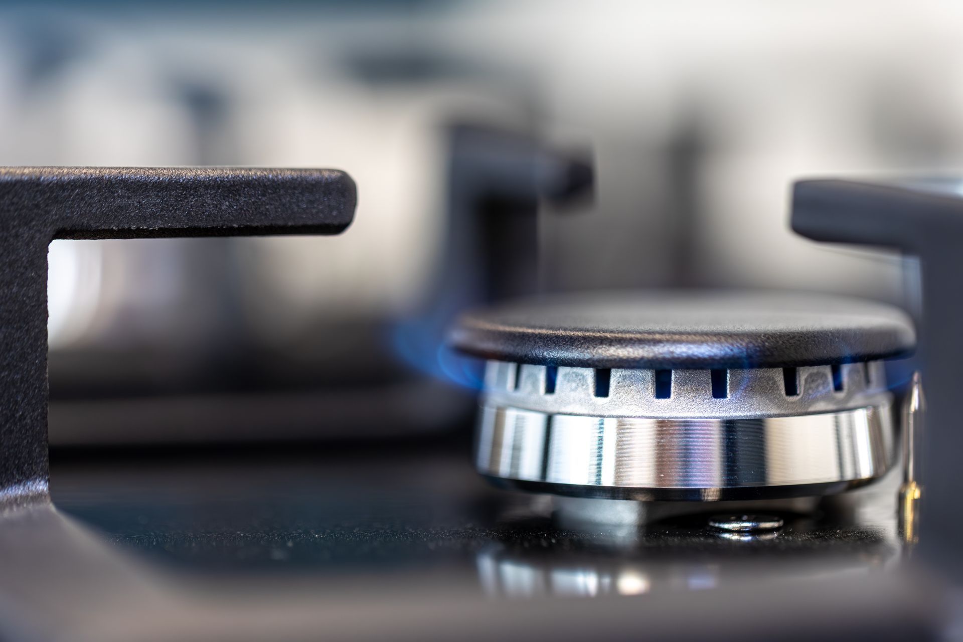 Un medidor de gas con una válvula de manija azul, un tubo amarillo y una tubería de cobre.