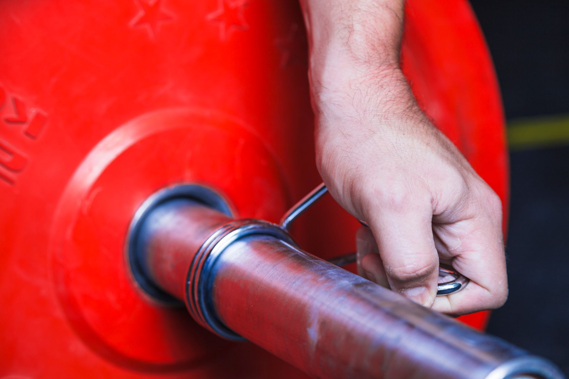Un medidor de gas con una válvula de manija azul, un tubo amarillo y una tubería de cobre.