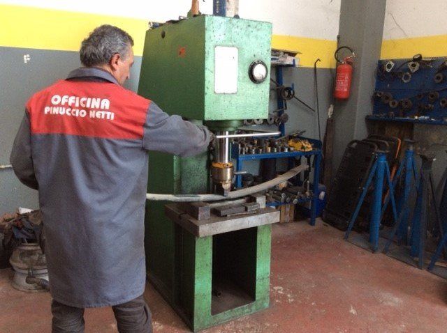 meccanico specializzato dell'officina