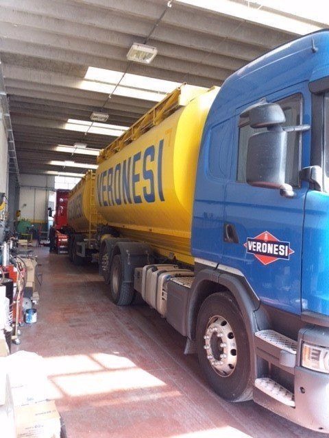 camion per trasporto merce in riparazione