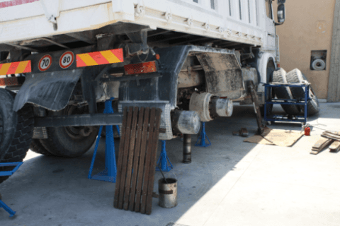riparazione camion industriale