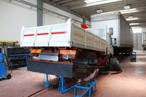 camion con rimorchio in riparazione nell'officina