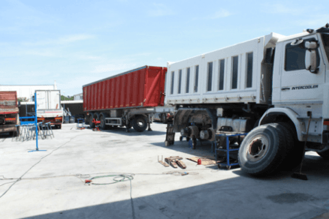 camion con rimorchio in riparazione