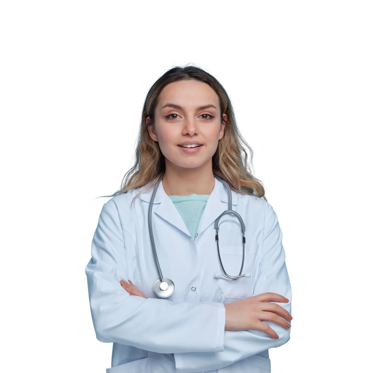 Une femme médecin avec un stéthoscope autour du cou est debout, les bras croisés.