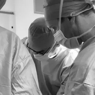 Une photo en noir et blanc d'un groupe de chirurgiens