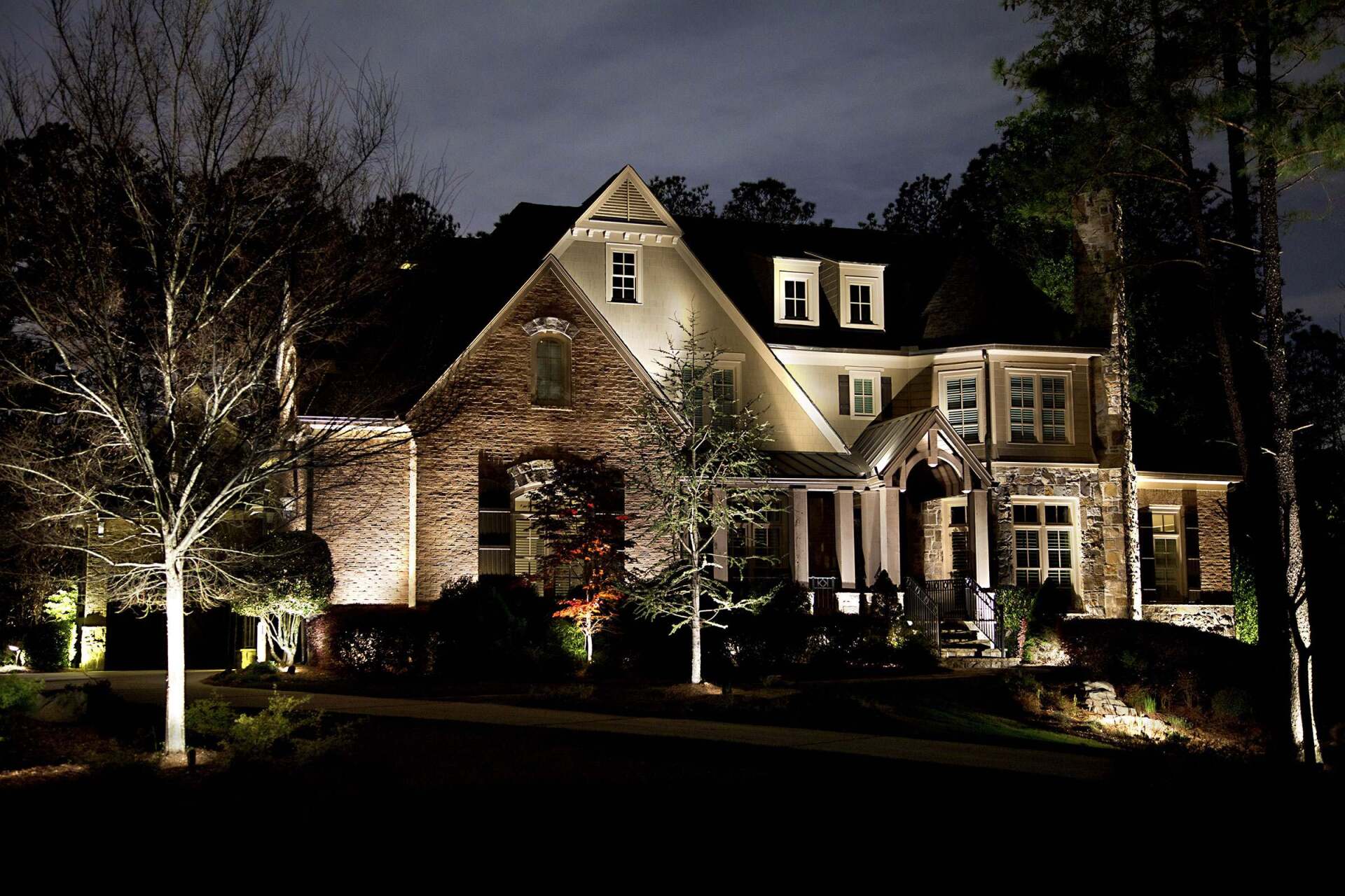 10 Maintenance Tips for Landscaping Lights During the Winter