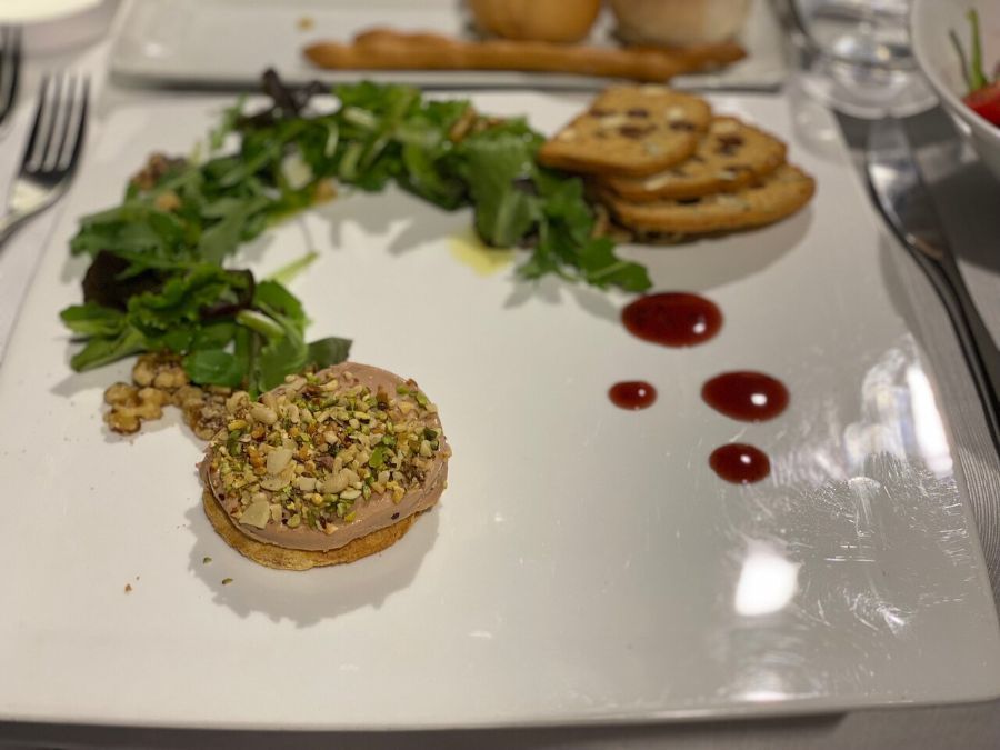 portata di cucina moderna guarnito con pistacchio siciliano