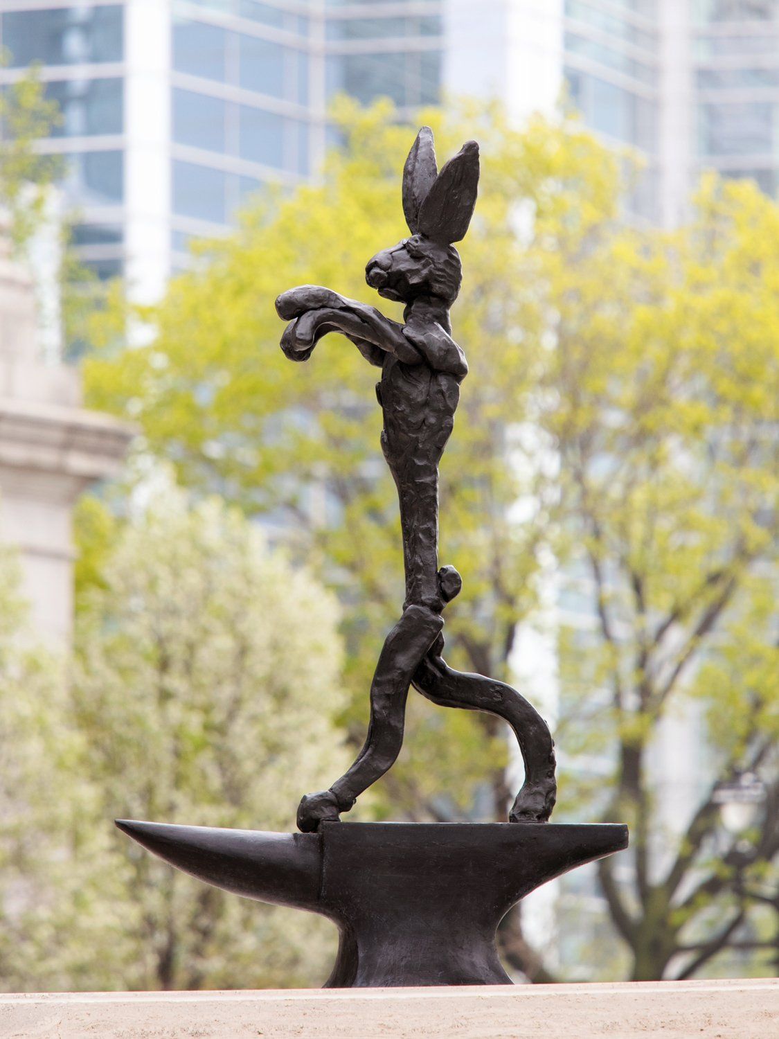 Barry Flanagan, Large Boxing Hare on Anvil, Sculpture Milwaukee 2019