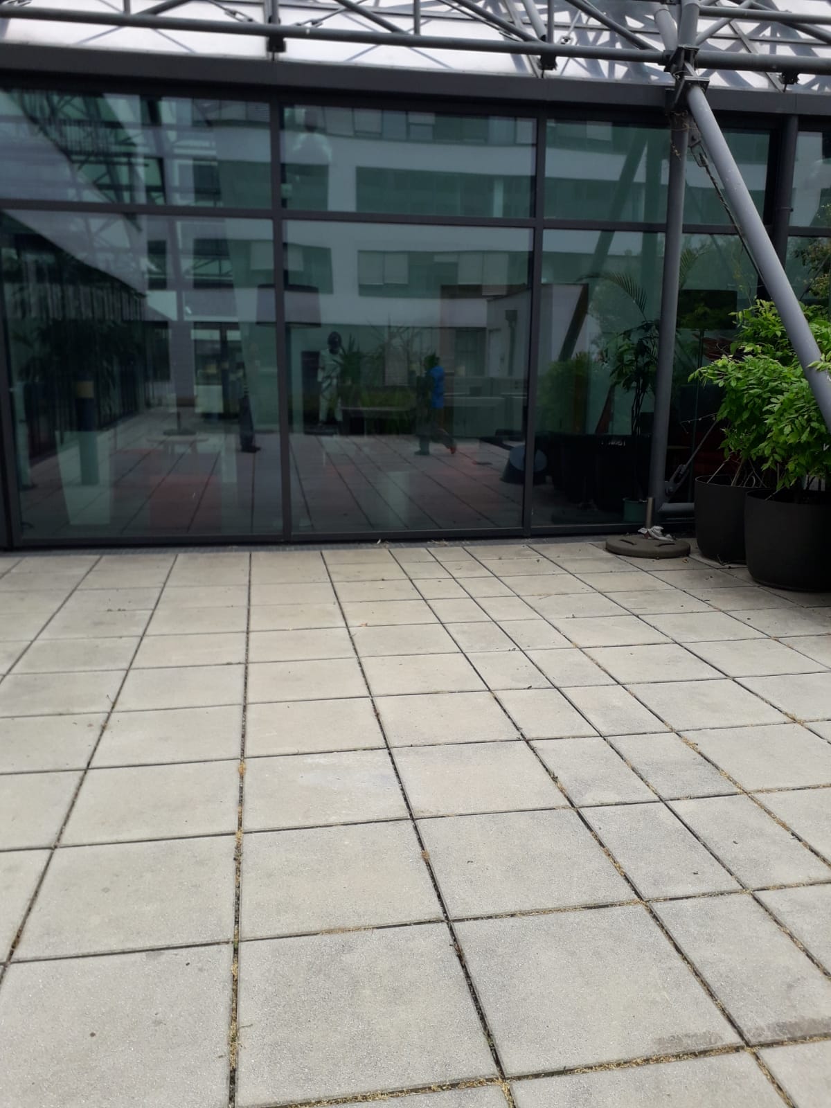 saubere Fläche vor einem Gebäude