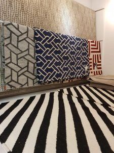 Uma fileira de tapetes listrados em preto e branco em uma sala