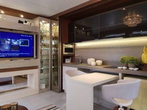 Uma sala de estar com TV de tela plana e uma cozinha