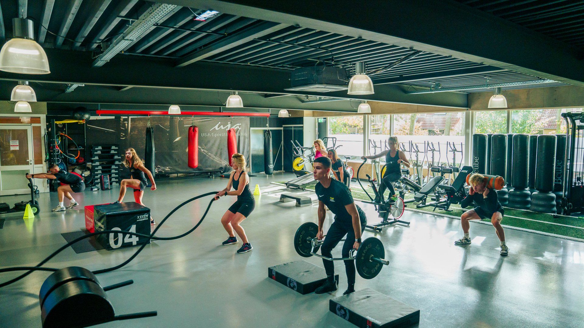 Een groep mensen is aan het trainen in een sportschool.