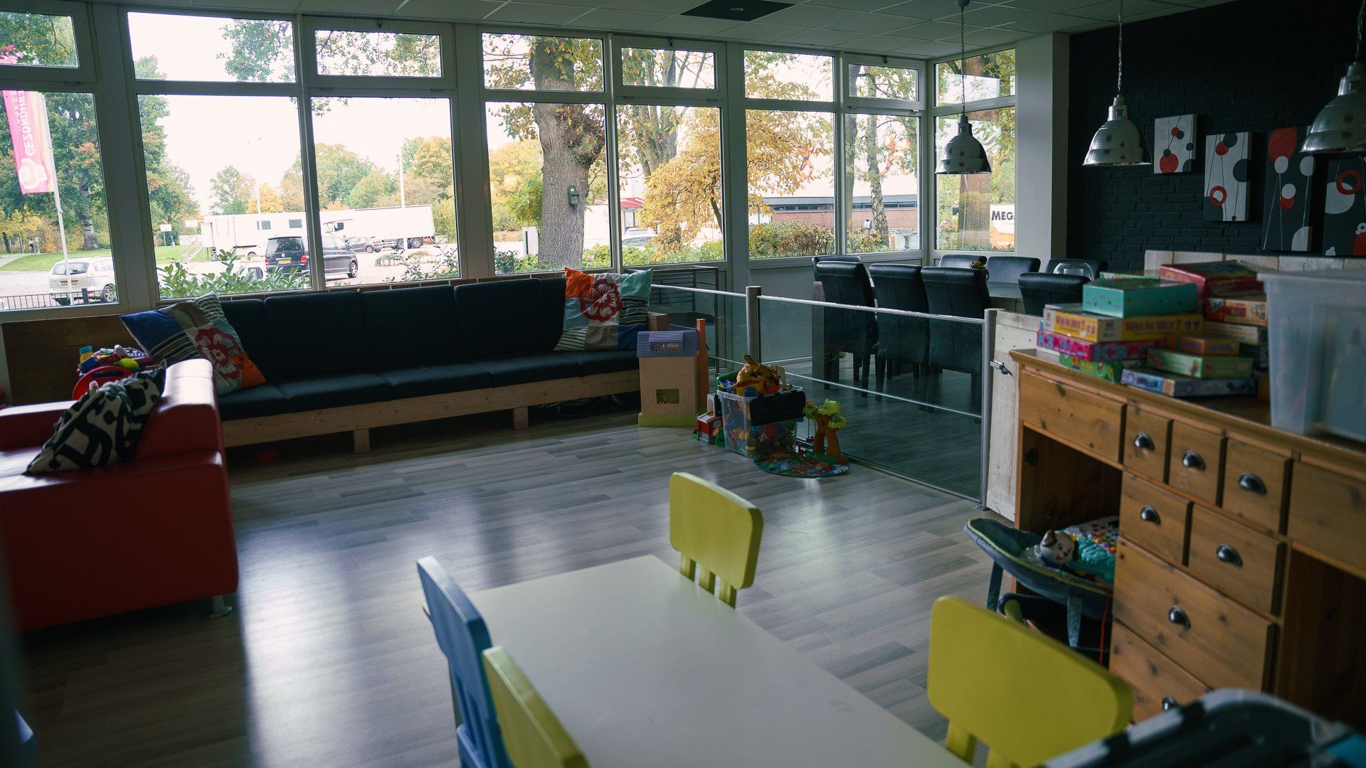 Een woonkamer met een tafel, stoelen en een bank.
