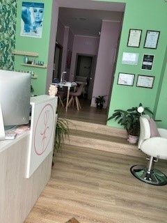 C'è una sedia in mezzo alla stanza.