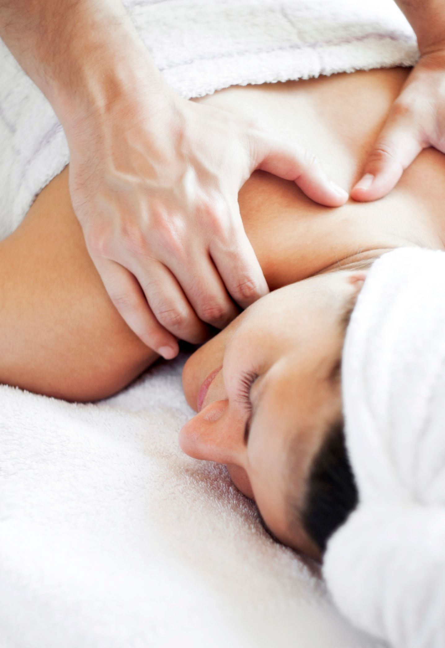 Una donna con un asciugamano in testa sta ricevendo un massaggio