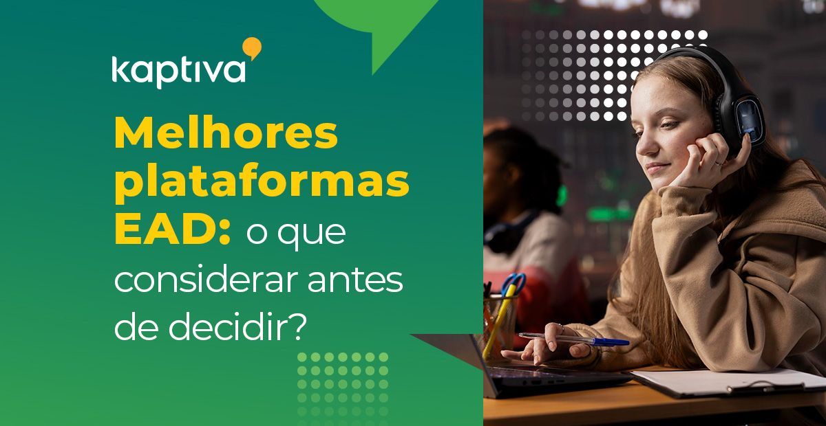 Mulher com fone de ouvido no computador ; Melhores plataformas EAD: o que considerar antes decidir