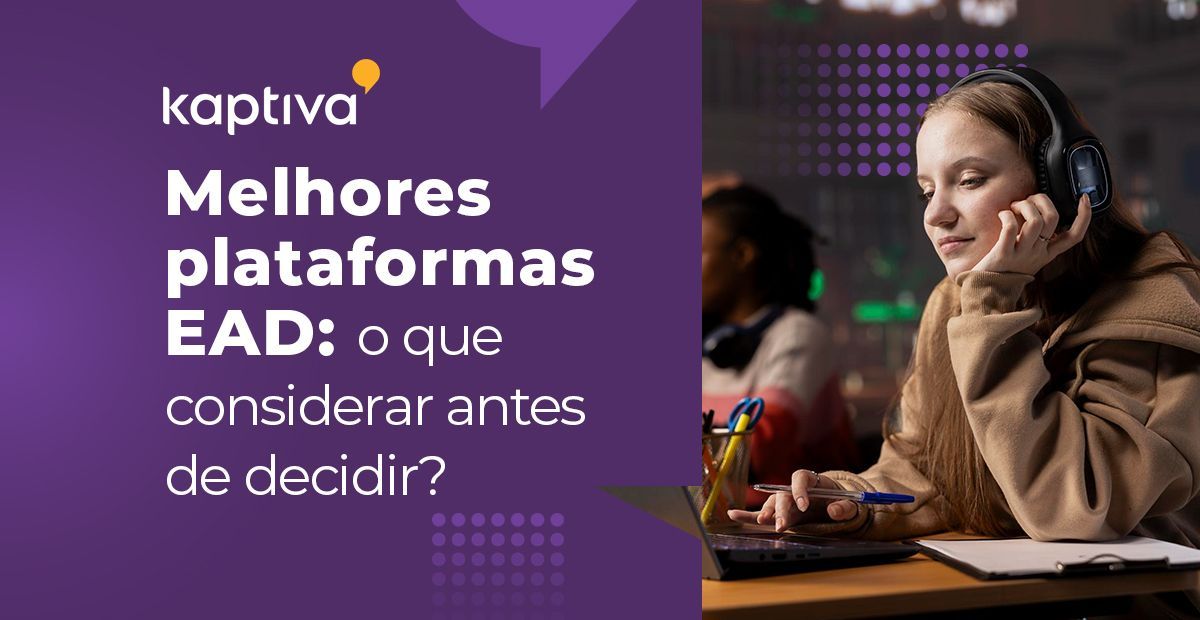Mulher com fone de ouvido no computador ; Melhores plataformas EAD: o que considerar antes decidir