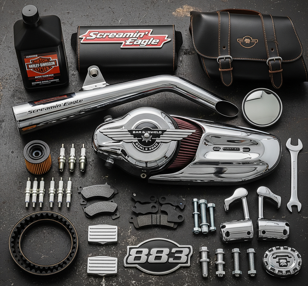 Parti di motocicletta disposte su una superficie scura, tra cui scarico cromato, filtro dell'aria, viti e olio, insieme a una borsa laterale in pelle.