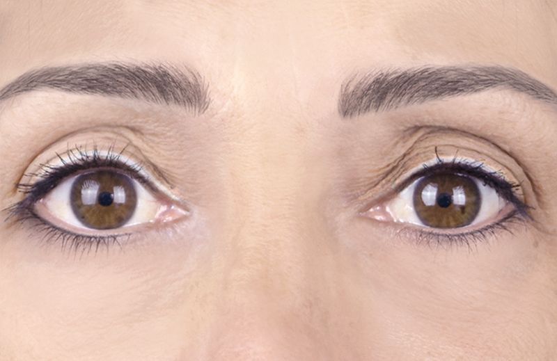 Eine Nahaufnahme der Augen einer geschminkten Frau.