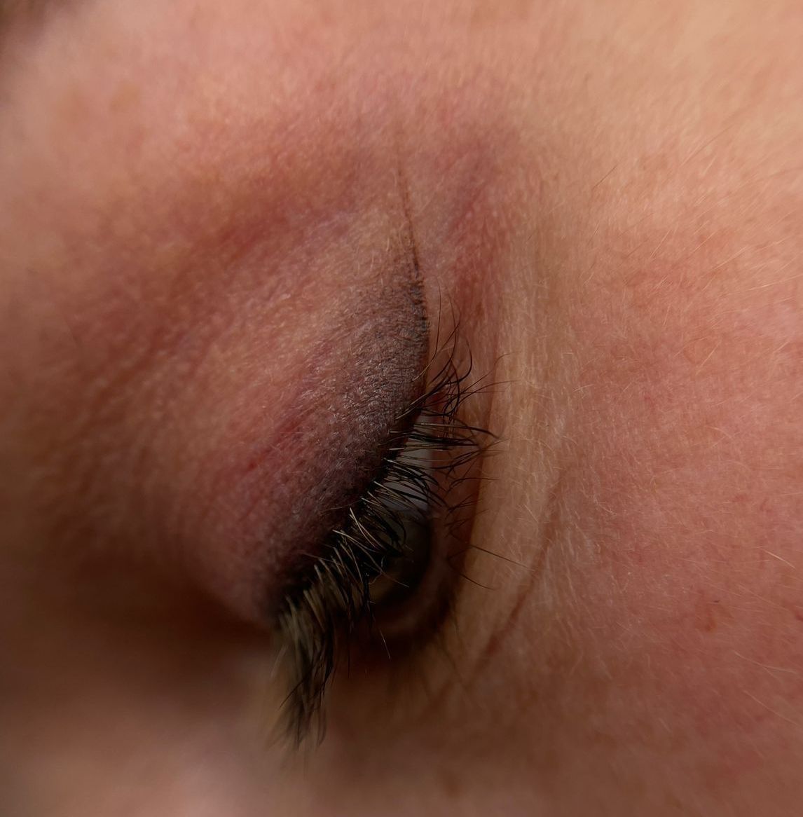 Augenlid geschlossen mit Lidstrich