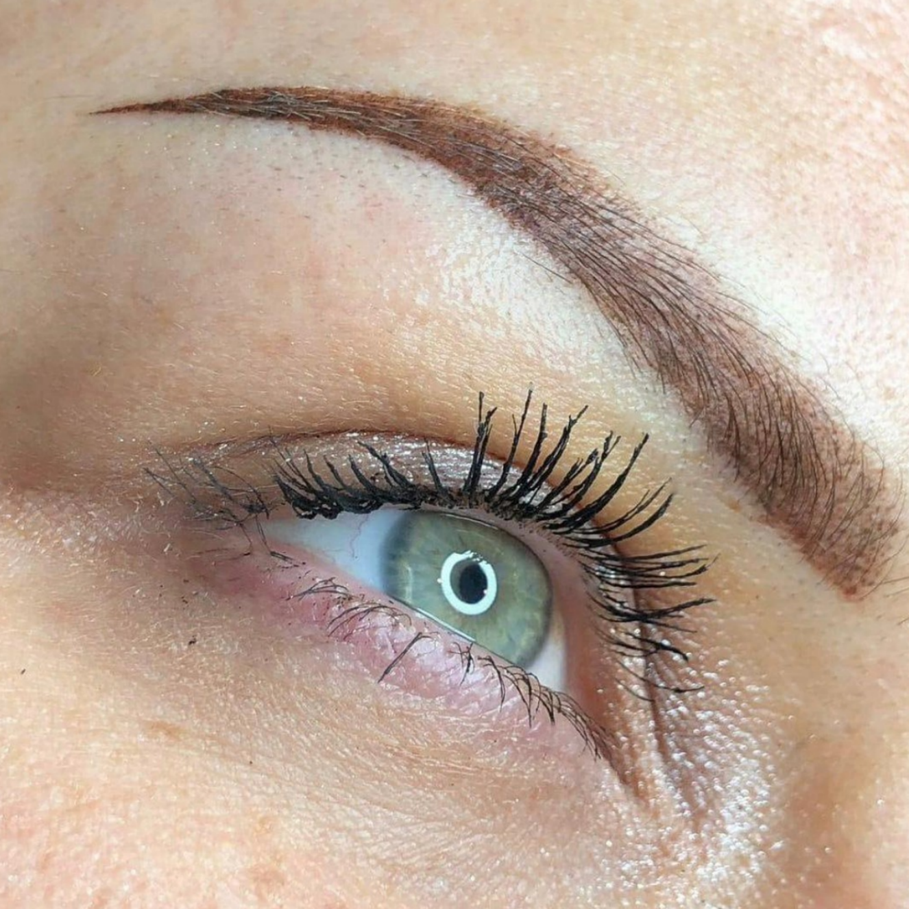 Eine Nahaufnahme des Auges einer Frau mit Wimperntusche.