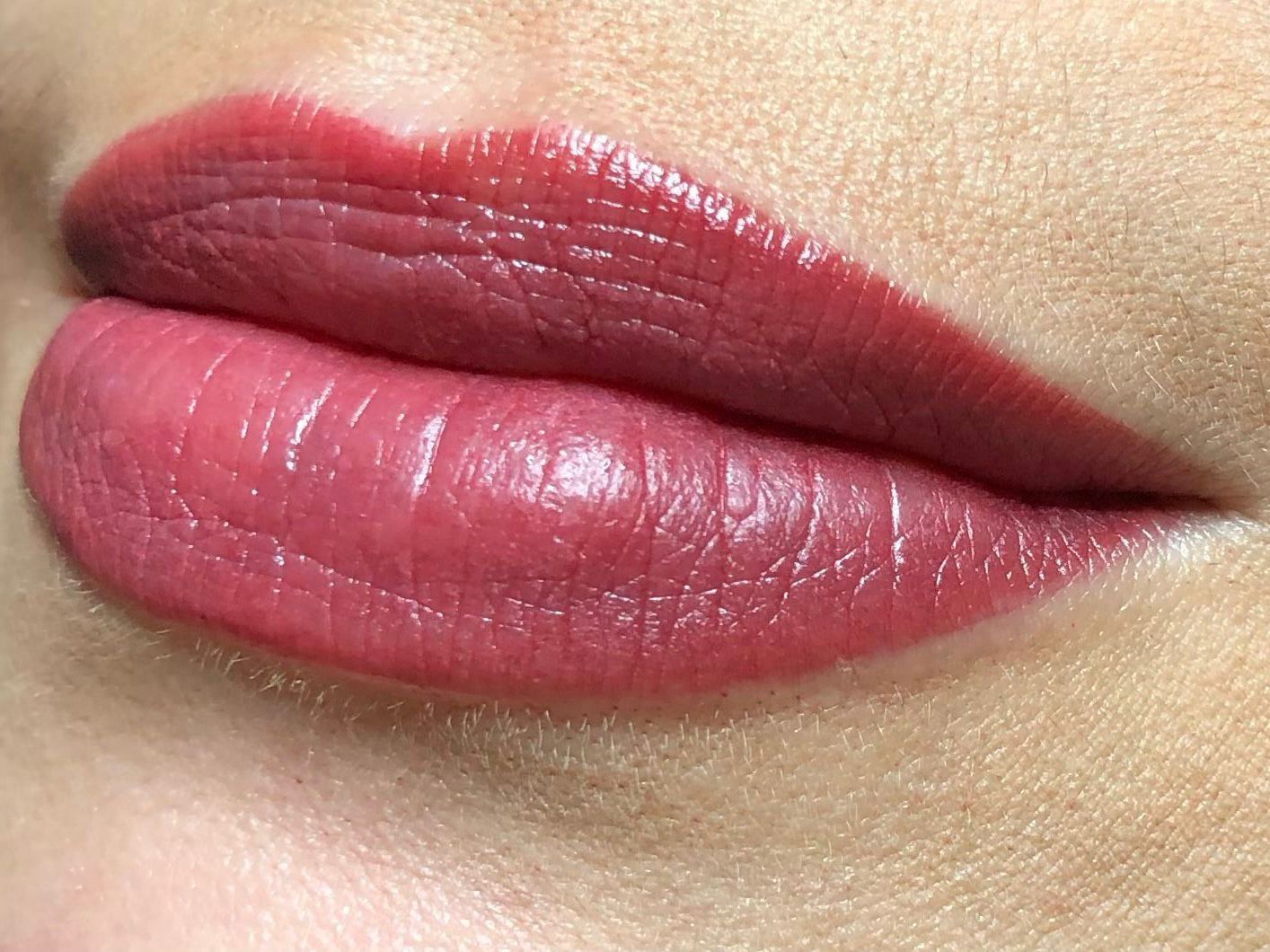 Eine Nahaufnahme der Lippen einer Frau mit rotem Lippenstift.